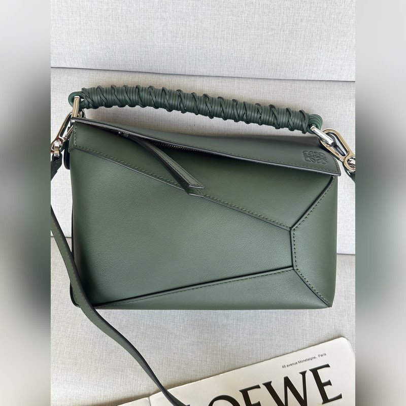 複古綠色 loewe puzzle經(jīng)典編織的手提帶更具特色，讓人一見難忘 型號3