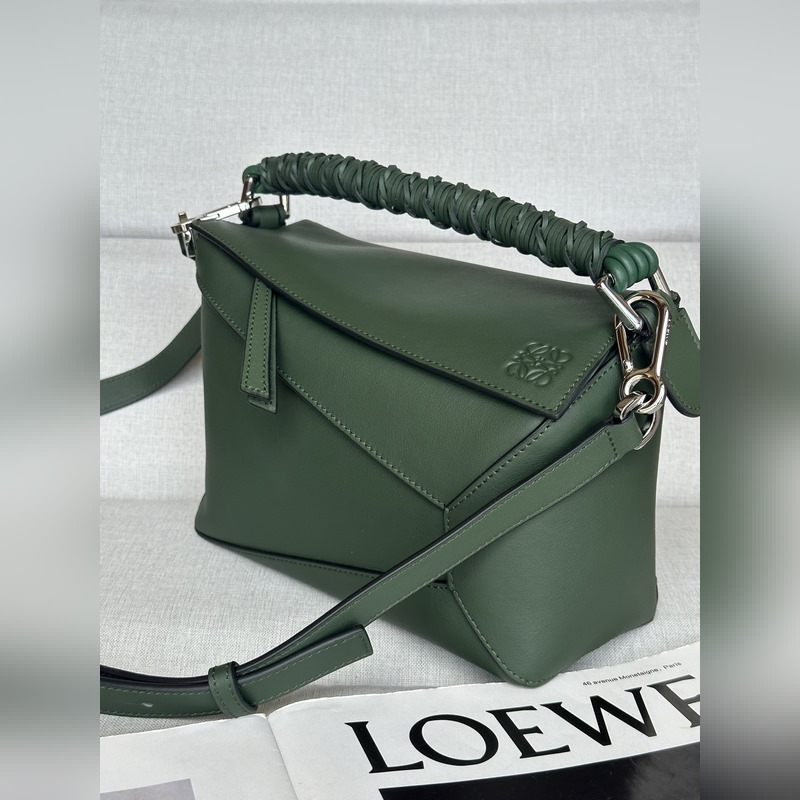 複古綠色 loewe puzzle經(jīng)典編織的手提帶更具特色，讓人一見難忘 型號3