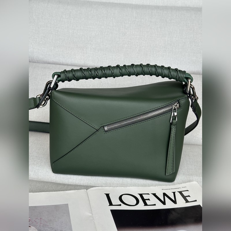 複古綠色 loewe puzzle經(jīng)典編織的手提帶更具特色，讓人一見難忘 型號3