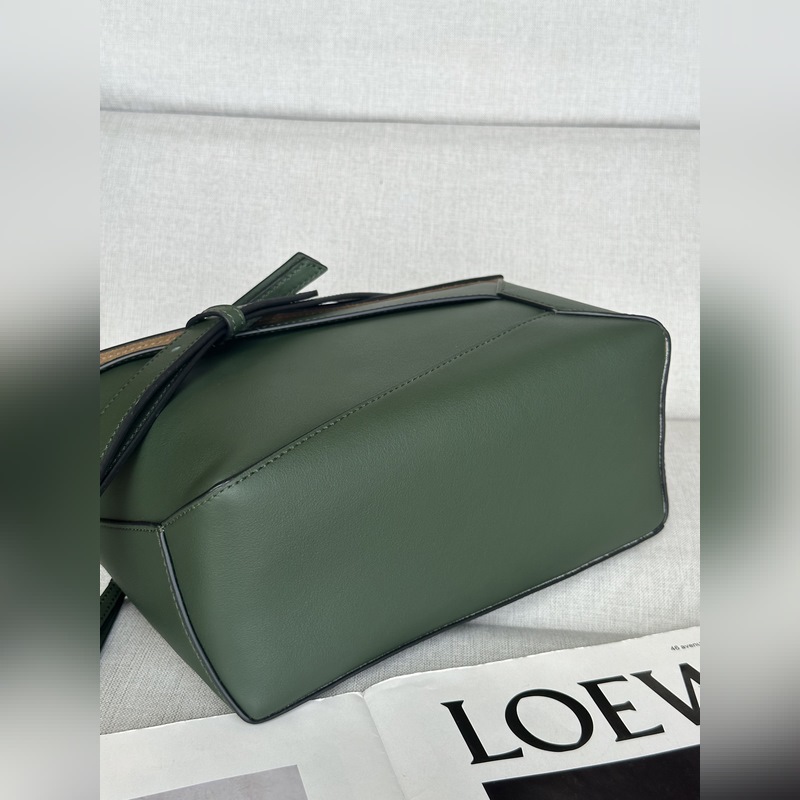 複古綠色 loewe puzzle經(jīng)典編織的手提帶更具特色，讓人一見難忘 型號3