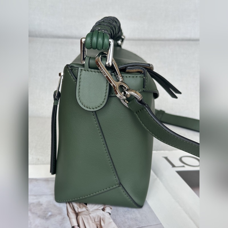 複古綠色 loewe puzzle經(jīng)典編織的手提帶更具特色，讓人一見難忘 型號3