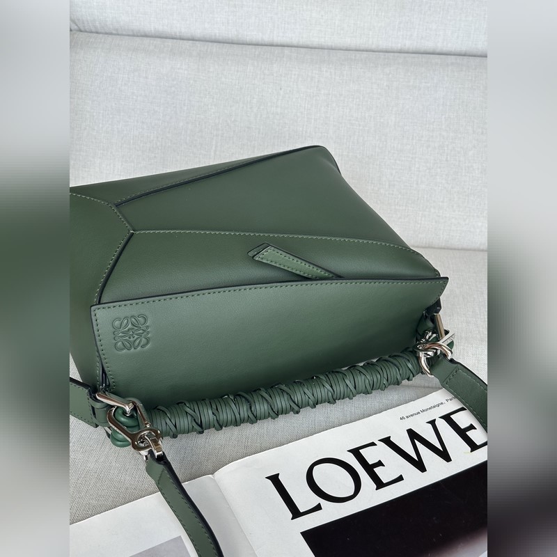 複古綠色 loewe puzzle經(jīng)典編織的手提帶更具特色，讓人一見難忘 型號3