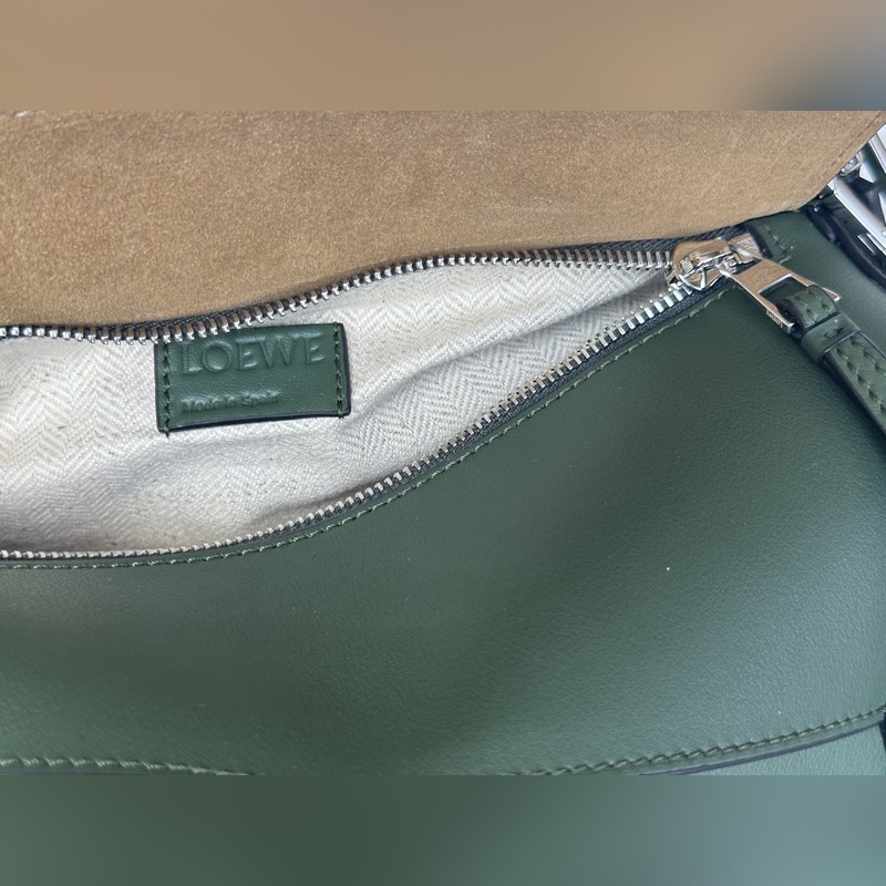 複古綠色 loewe puzzle經(jīng)典編織的手提帶更具特色，讓人一見難忘 型號3