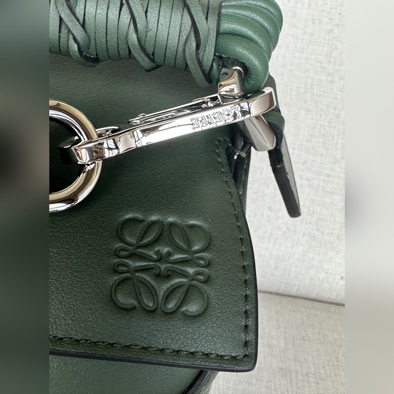 複古綠色 loewe puzzle經(jīng)典編織的手提帶更具特色，讓人一見難忘 型號3