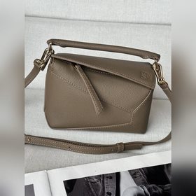 mini 灰褐色 手袋 、最新版本肩帶可調節 Lo*we 推出的首次亮相手提包*