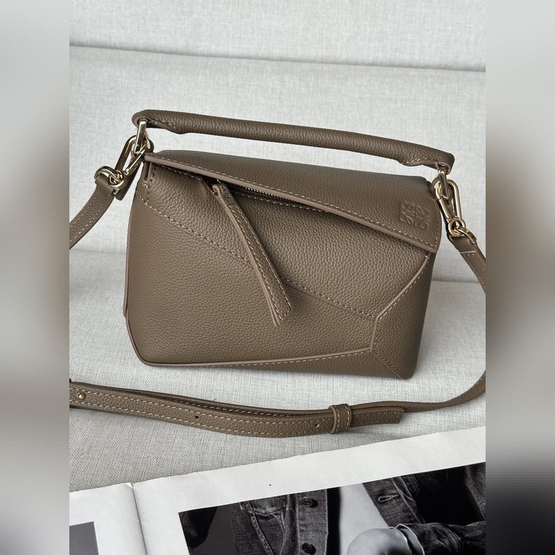 mini 灰褐色 手袋 、最新版本肩帶可調節 Lo*we 推出的首次亮相手提包*