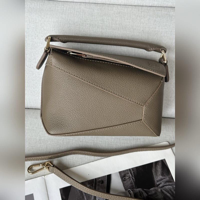 mini 灰褐色 手袋 、最新版本肩帶可調節 Lo*we 推出的首次亮相手提包*