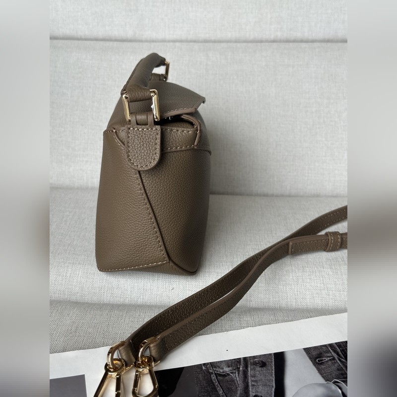 mini 灰褐色 手袋 、最新版本肩帶可調節 Lo*we 推出的首次亮相手提包*