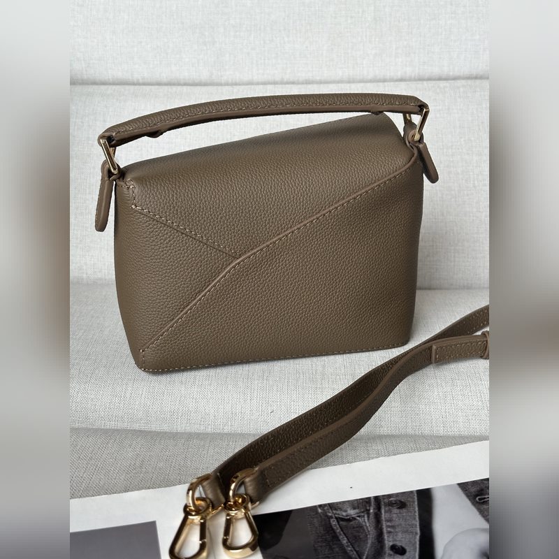 mini 灰褐色 手袋 、最新版本肩帶可調節 Lo*we 推出的首次亮相手提包*