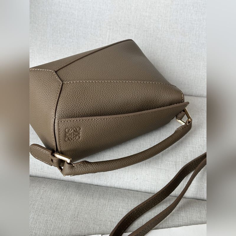 mini 灰褐色 手袋 、最新版本肩帶可調節 Lo*we 推出的首次亮相手提包*