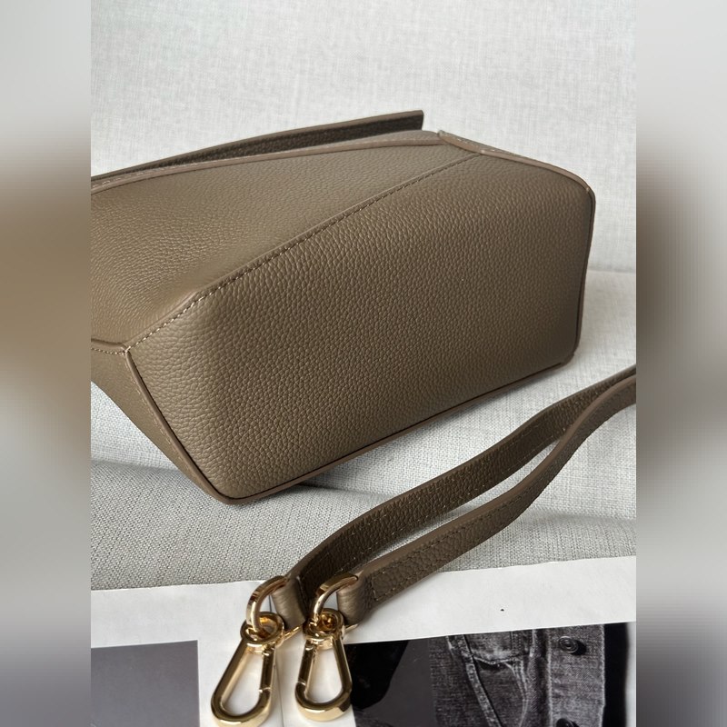 mini 灰褐色 手袋 、最新版本肩帶可調節 Lo*we 推出的首次亮相手提包*