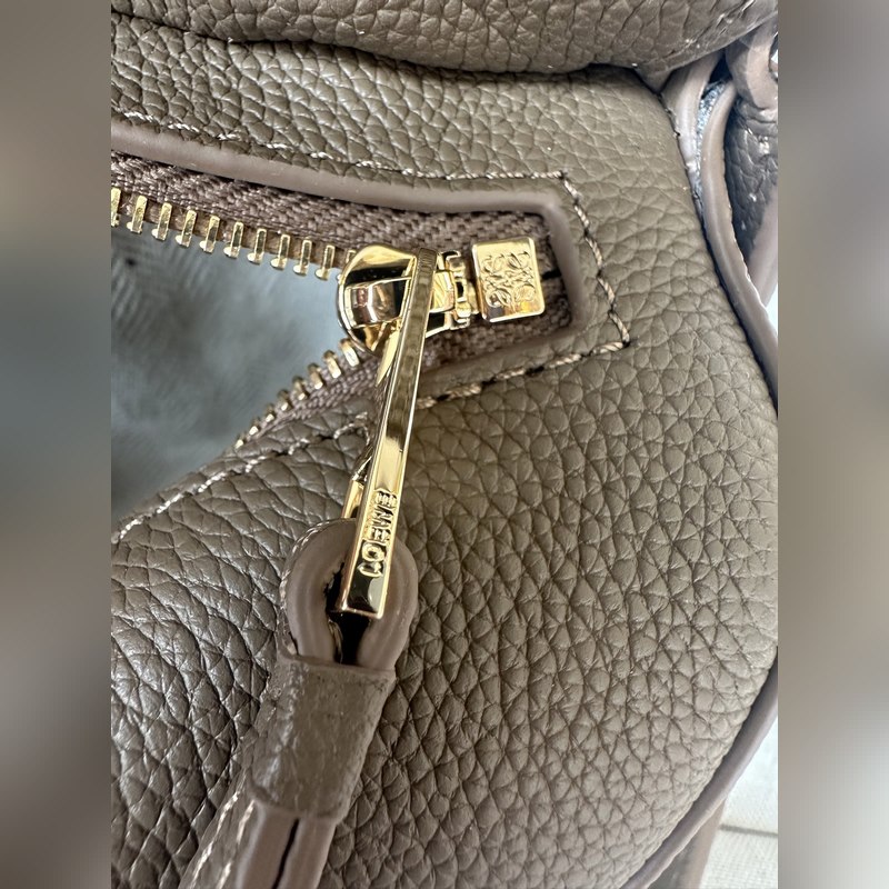 mini 灰褐色 手袋 、最新版本肩帶可調節 Lo*we 推出的首次亮相手提包*