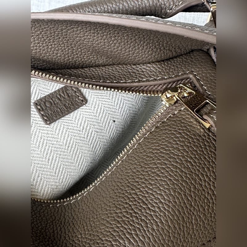 mini 灰褐色 手袋 、最新版本肩帶可調節 Lo*we 推出的首次亮相手提包*