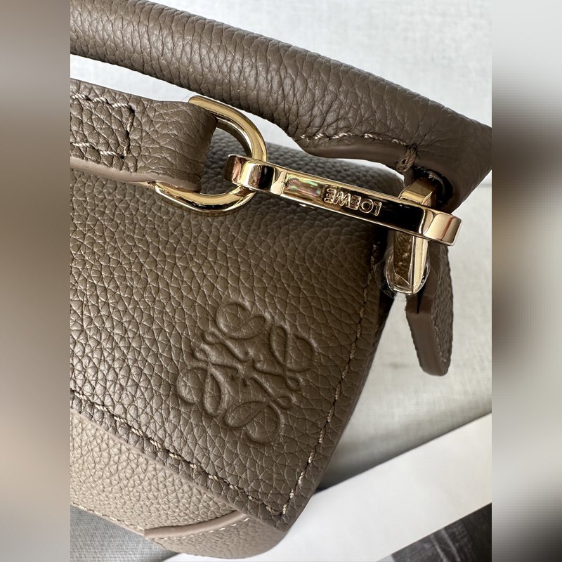 mini 灰褐色 手袋 、最新版本肩帶可調節 Lo*we 推出的首次亮相手提包*