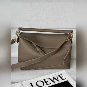 小號24cm 灰褐色 最新版本肩帶可調節 Lo*we 推出的首次亮相手提包*長方