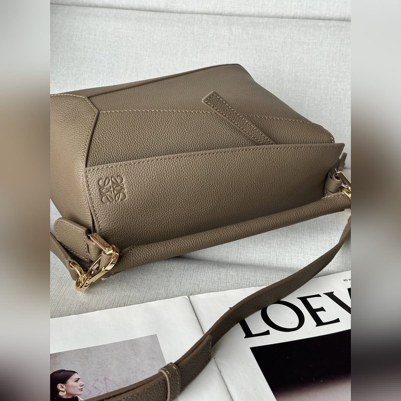 小號24cm 灰褐色 最新版本肩帶可調節 Lo*we 推出的首次亮相手提包*長方
