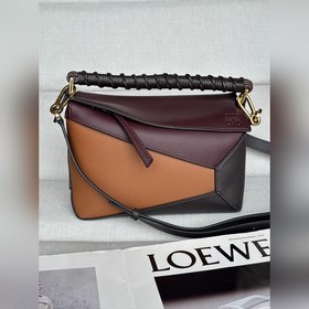 酒紅拼 loewe puzzle經典編織的手提帶更具特色，讓人一見難忘 型號30