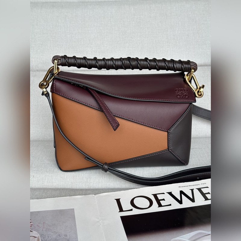 酒紅拼 loewe puzzle經典編織的手提帶更具特色，讓人一見難忘 型號30