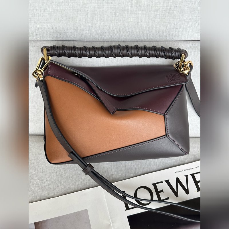 酒紅拼 loewe puzzle經典編織的手提帶更具特色，讓人一見難忘 型號30