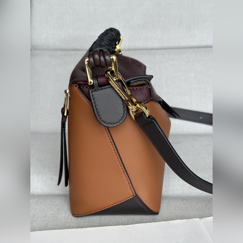 酒紅拼 loewe puzzle經典編織的手提帶更具特色，讓人一見難忘 型號30