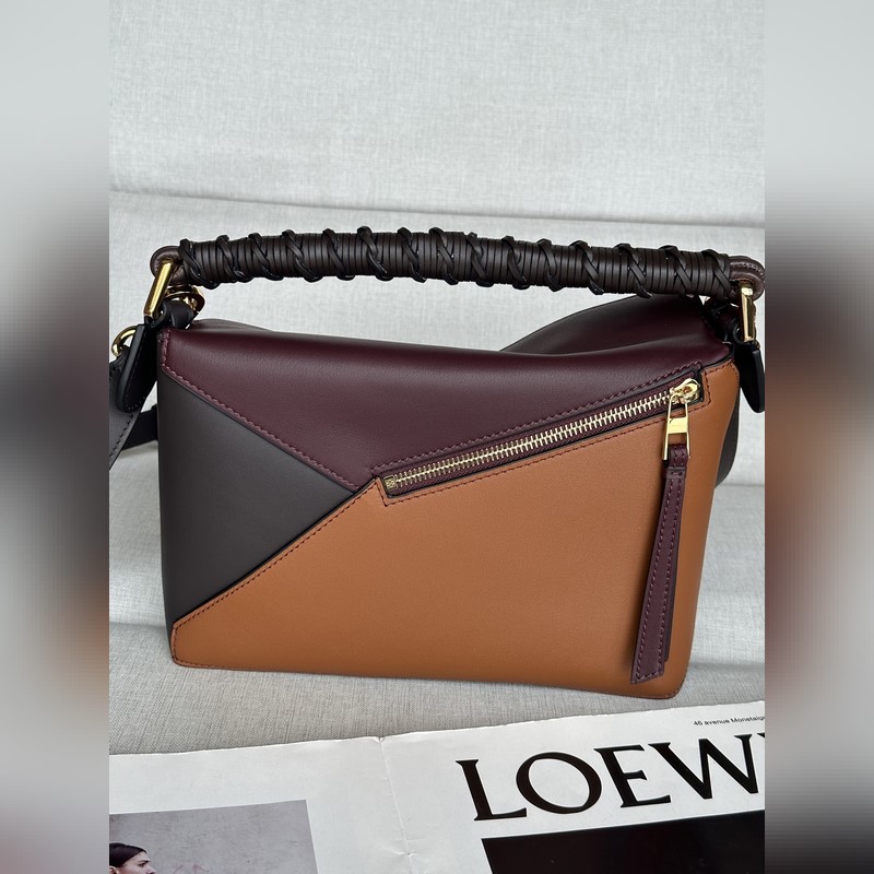 酒紅拼 loewe puzzle經典編織的手提帶更具特色，讓人一見難忘 型號30