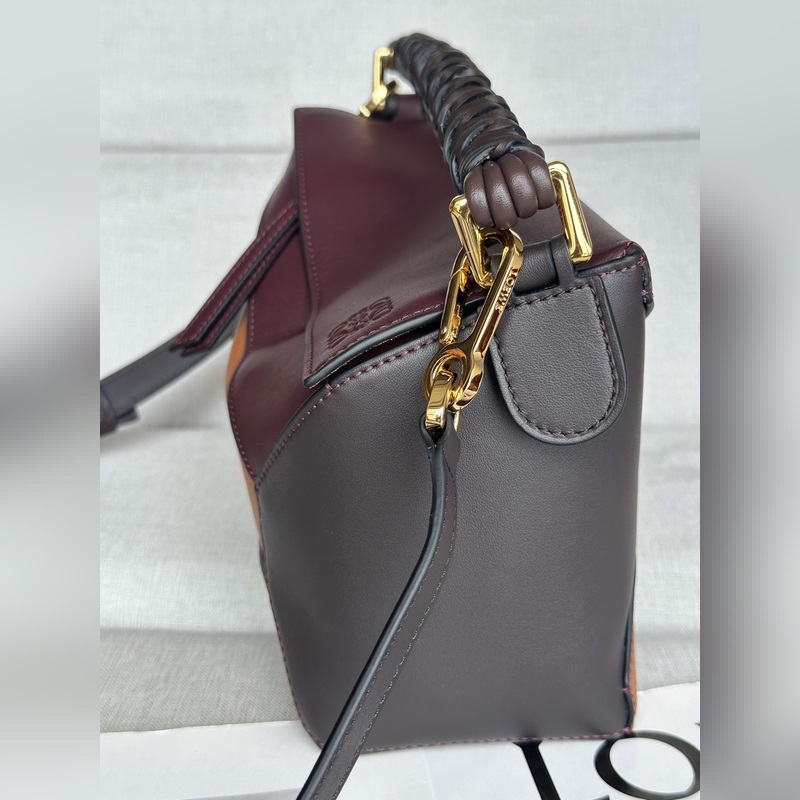 酒紅拼 loewe puzzle經典編織的手提帶更具特色，讓人一見難忘 型號30