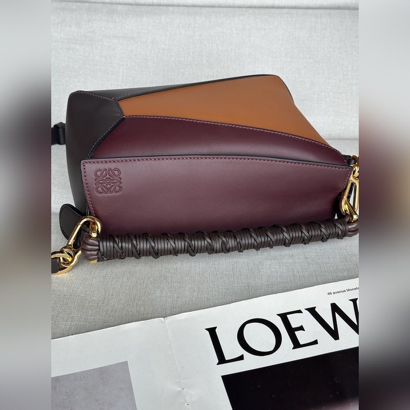 酒紅拼 loewe puzzle經典編織的手提帶更具特色，讓人一見難忘 型號30