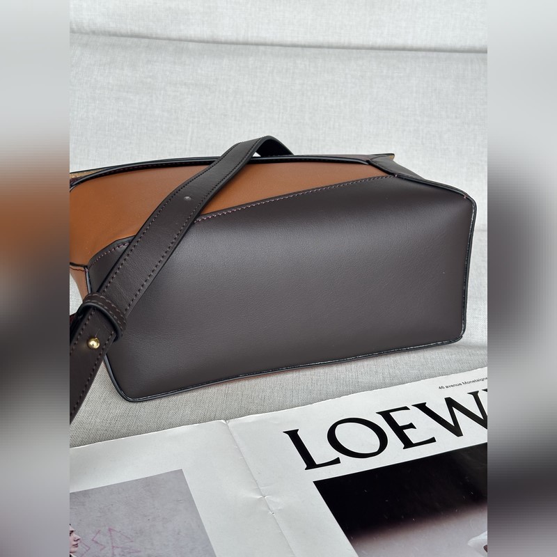 酒紅拼 loewe puzzle經典編織的手提帶更具特色，讓人一見難忘 型號30