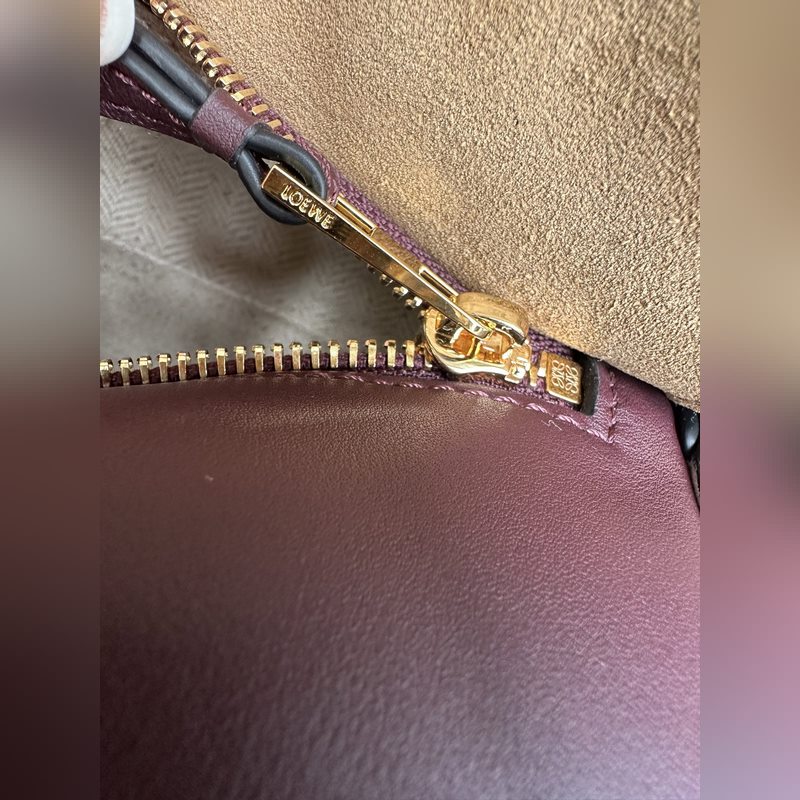 酒紅拼 loewe puzzle經典編織的手提帶更具特色，讓人一見難忘 型號30