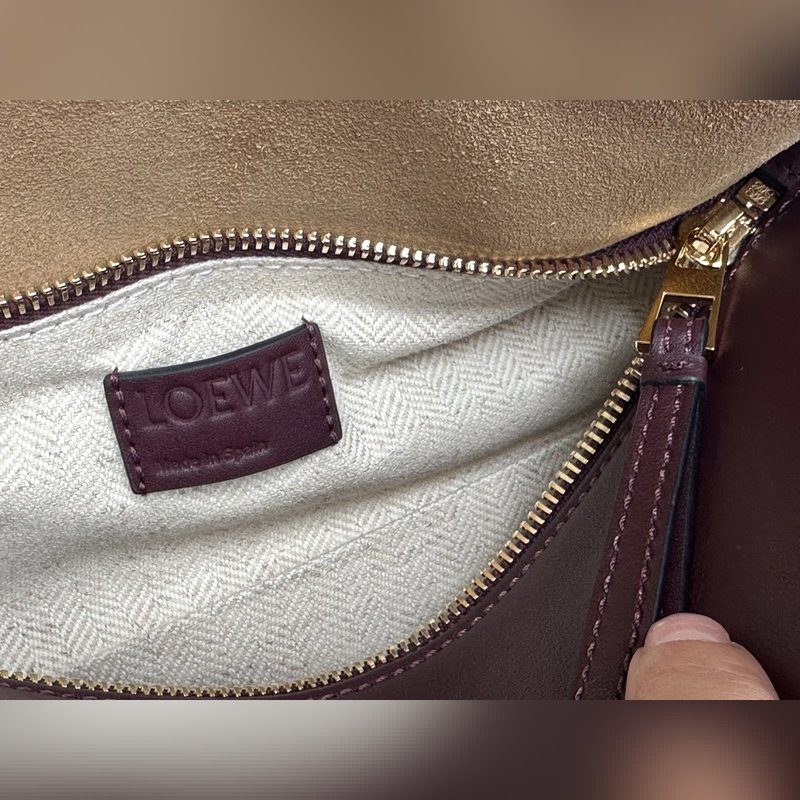 酒紅拼 loewe puzzle經典編織的手提帶更具特色，讓人一見難忘 型號30