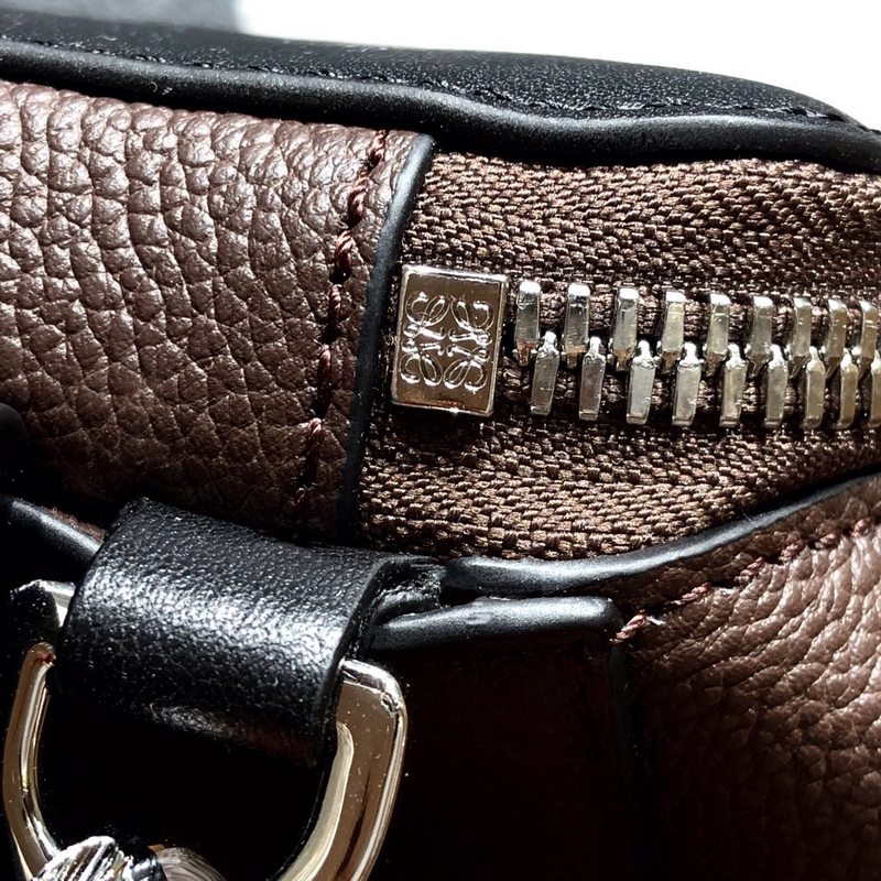 Goya backpack 配色雙肩包 拉頭有皮結(jié)，側(cè)圍有拉鍊袋，後幅是上下兩