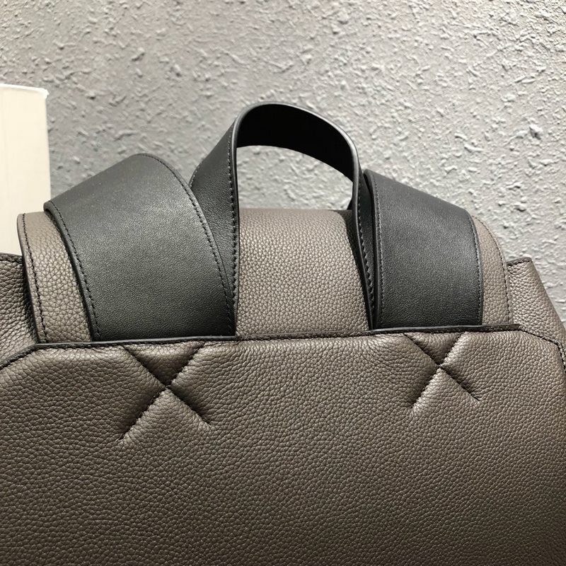 Loewe Puzzle Backpack 回貨 專櫃最新男款系列。尺寸33x4