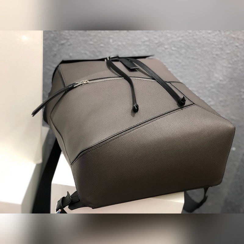 Loewe Puzzle Backpack 回貨 專櫃最新男款系列。尺寸33x4