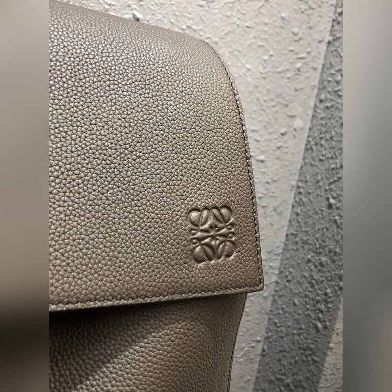 Loewe Puzzle Backpack 回貨 專櫃最新男款系列。尺寸33x4