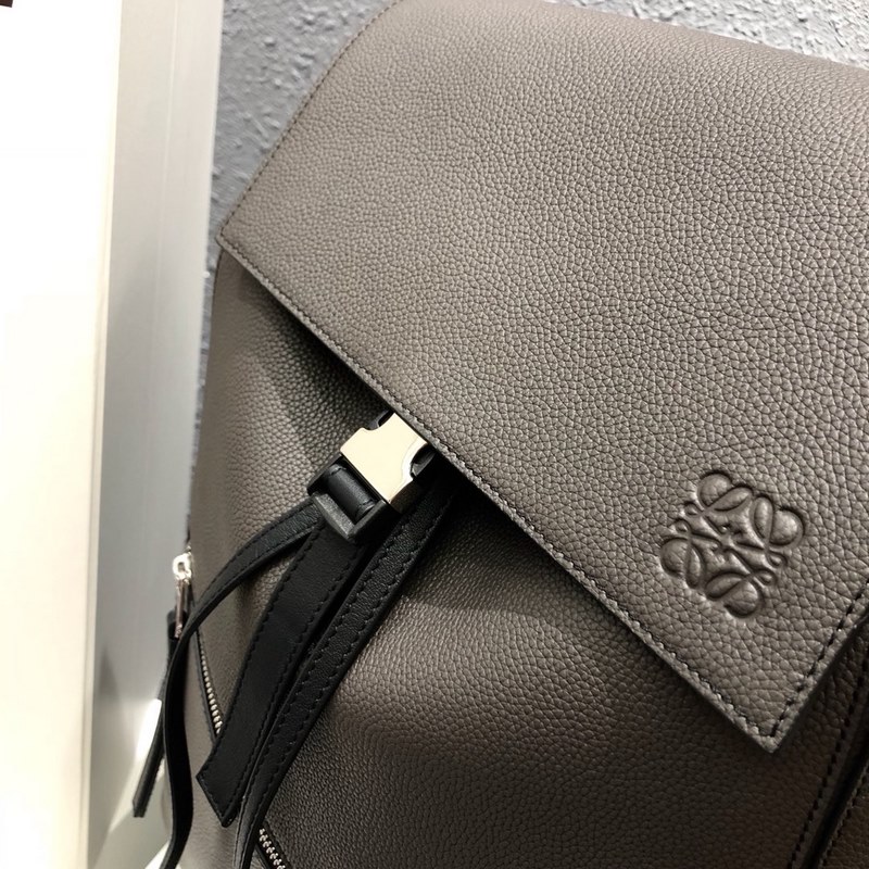 Loewe Puzzle Backpack 回貨 專櫃最新男款系列。尺寸33x4