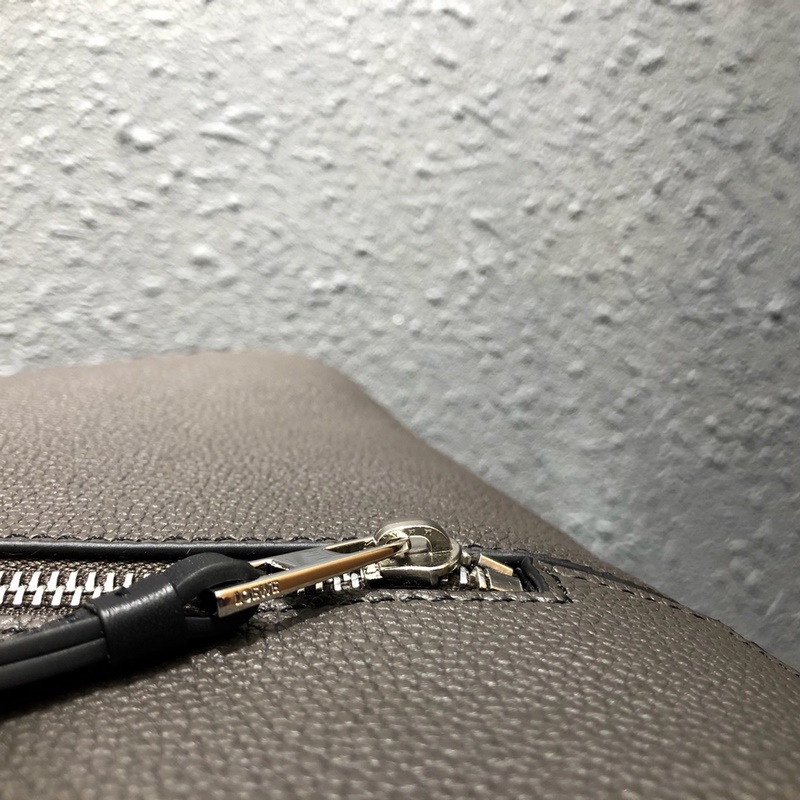 Loewe Puzzle Backpack 回貨 專櫃最新男款系列。尺寸33x4