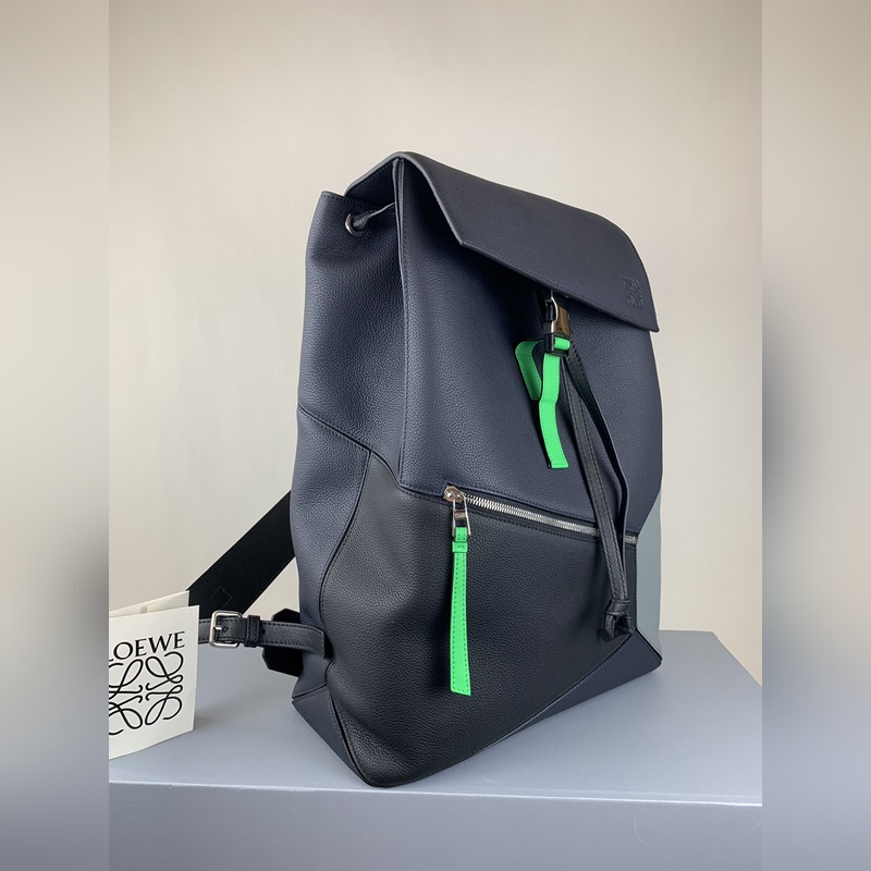LOEWE Puzzle Backpack 色上新型號324超大容量，立方體造型