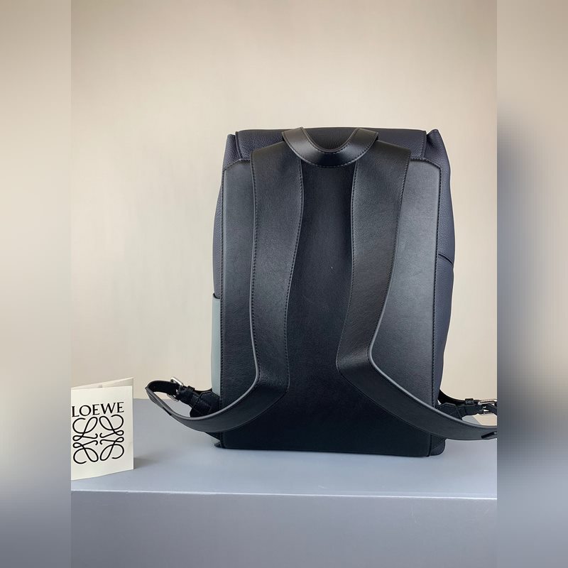 LOEWE Puzzle Backpack 色上新型號324超大容量，立方體造型