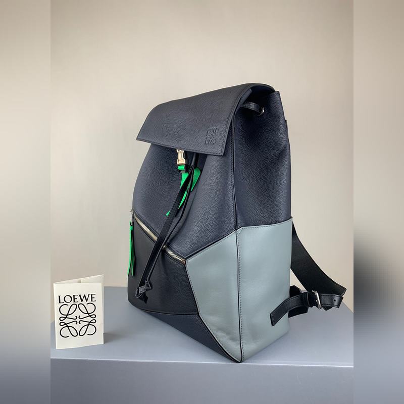 LOEWE Puzzle Backpack 色上新型號324超大容量，立方體造型