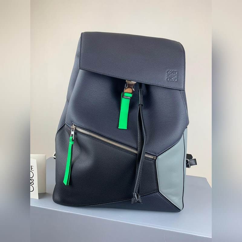 LOEWE Puzzle Backpack 色上新型號324超大容量，立方體造型