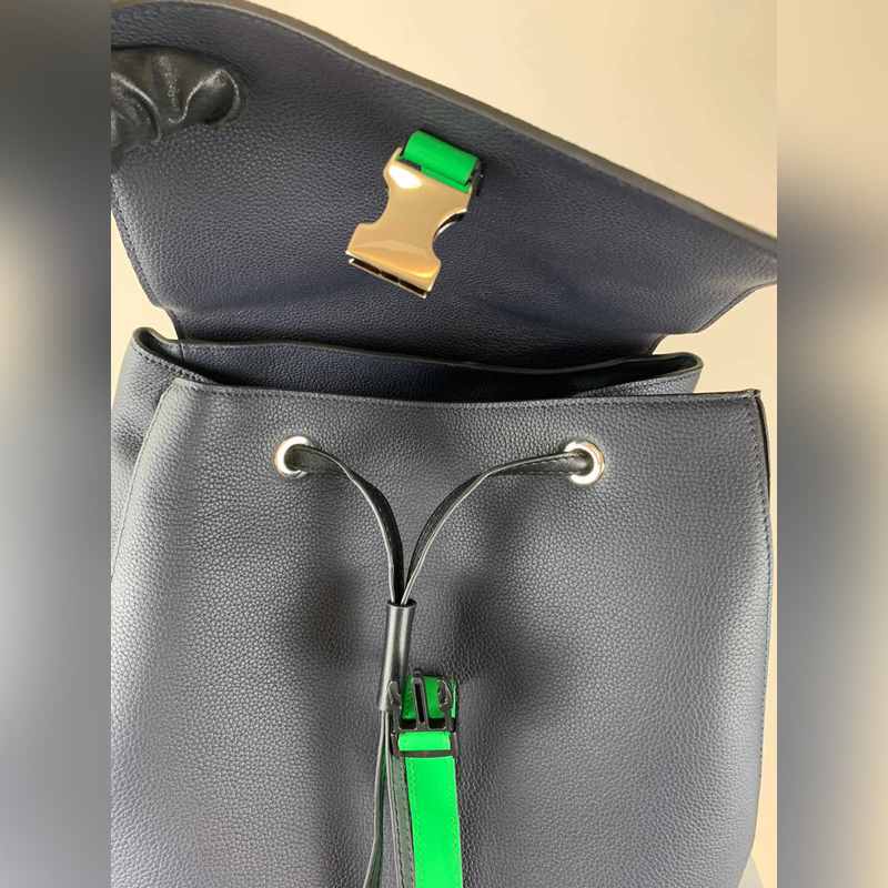 LOEWE Puzzle Backpack 色上新型號324超大容量，立方體造型