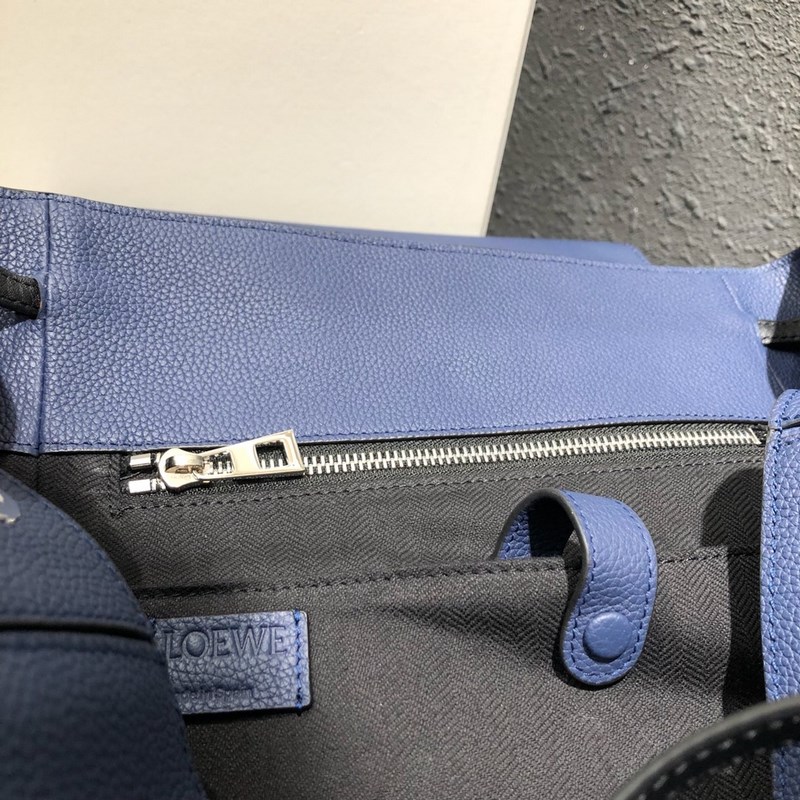 Loewe Puzzle Backpack 現貨 專櫃最新男款系列。尺寸33x4