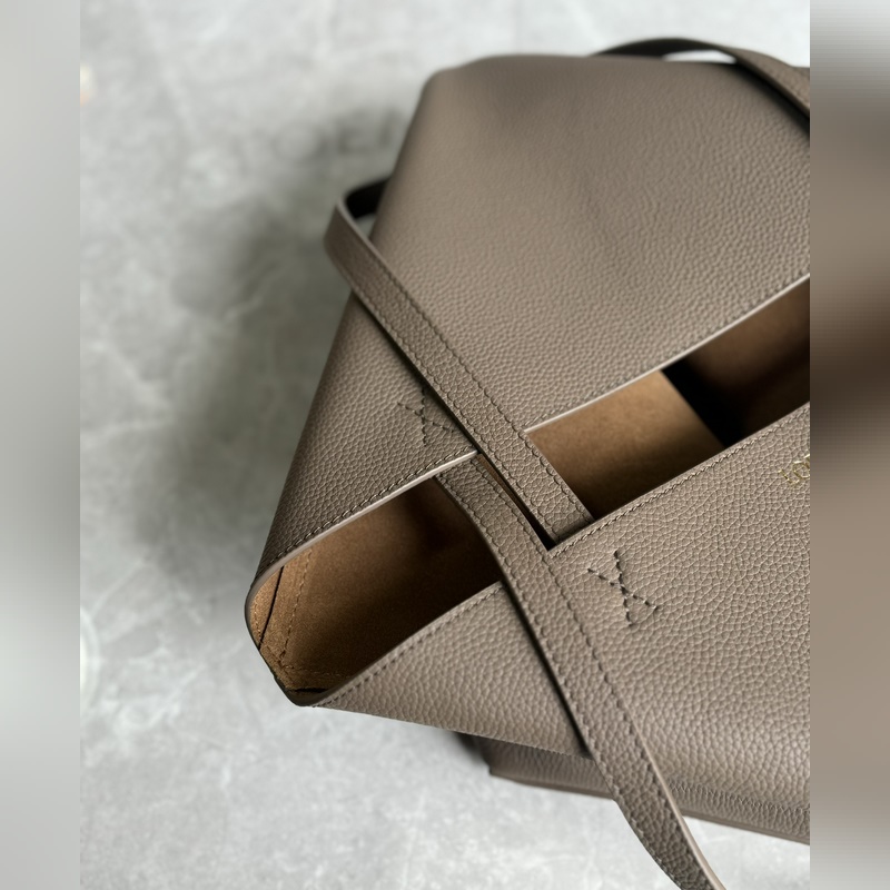 new 爆款橫空出市 puzzle fold 系列可折疊托特包 整個包身選用荔面