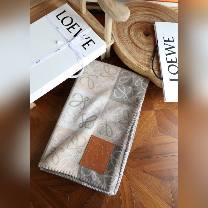 Loewe  毯子 手感很好的羊毛做的 手感柔和 不易起球 原版皮牌 原標 質