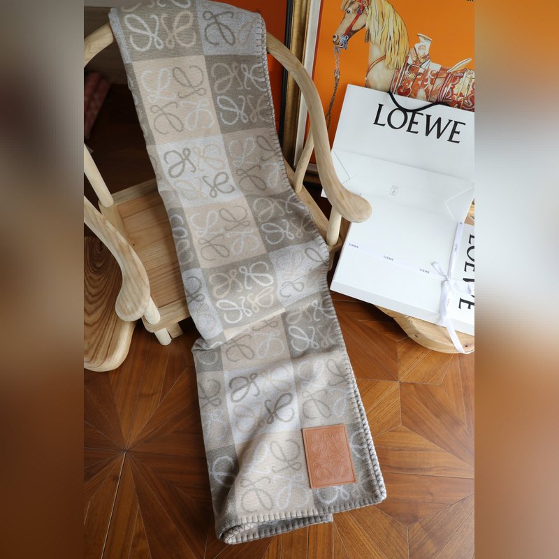 Loewe  毯子 手感很好的羊毛做的 手感柔和 不易起球 原版皮牌 原標 質