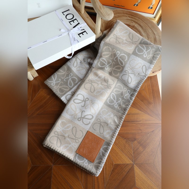 Loewe  毯子 手感很好的羊毛做的 手感柔和 不易起球 原版皮牌 原標 質