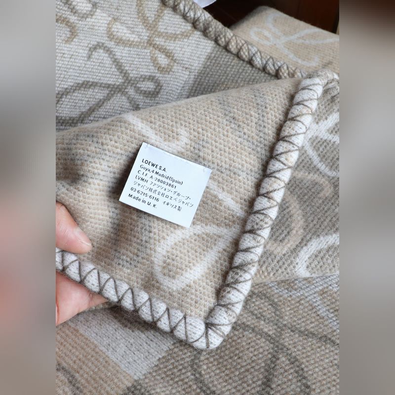 Loewe  毯子 手感很好的羊毛做的 手感柔和 不易起球 原版皮牌 原標 質