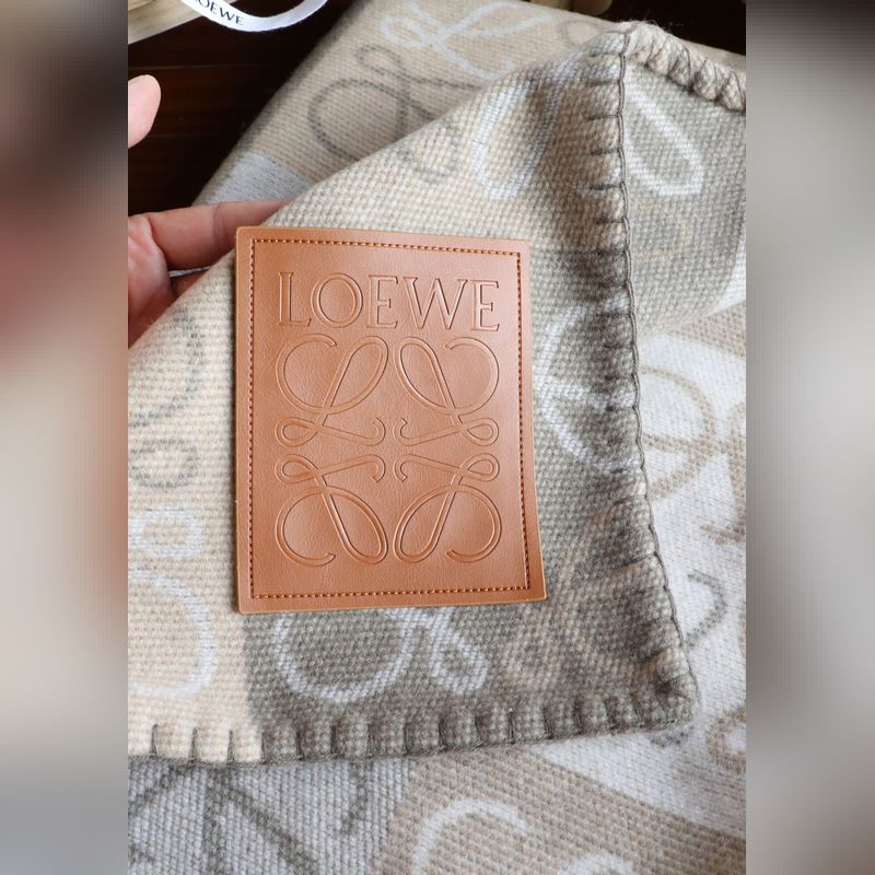 Loewe  毯子 手感很好的羊毛做的 手感柔和 不易起球 原版皮牌 原標 質