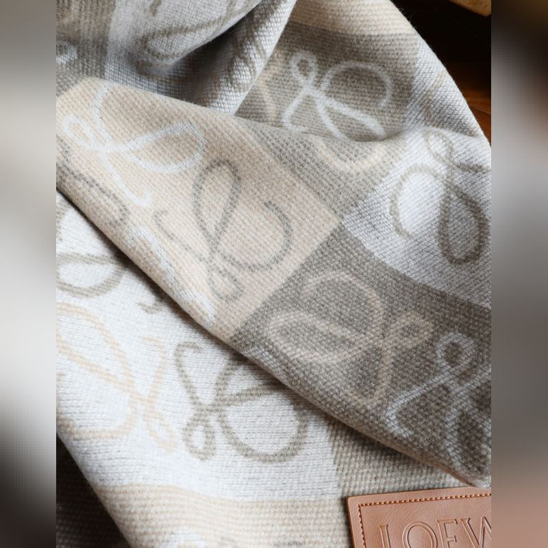 Loewe  毯子 手感很好的羊毛做的 手感柔和 不易起球 原版皮牌 原標 質
