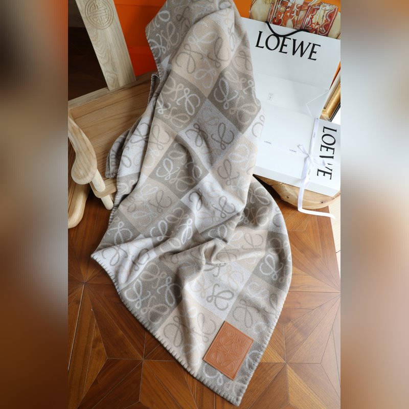 Loewe  毯子 手感很好的羊毛做的 手感柔和 不易起球 原版皮牌 原標 質